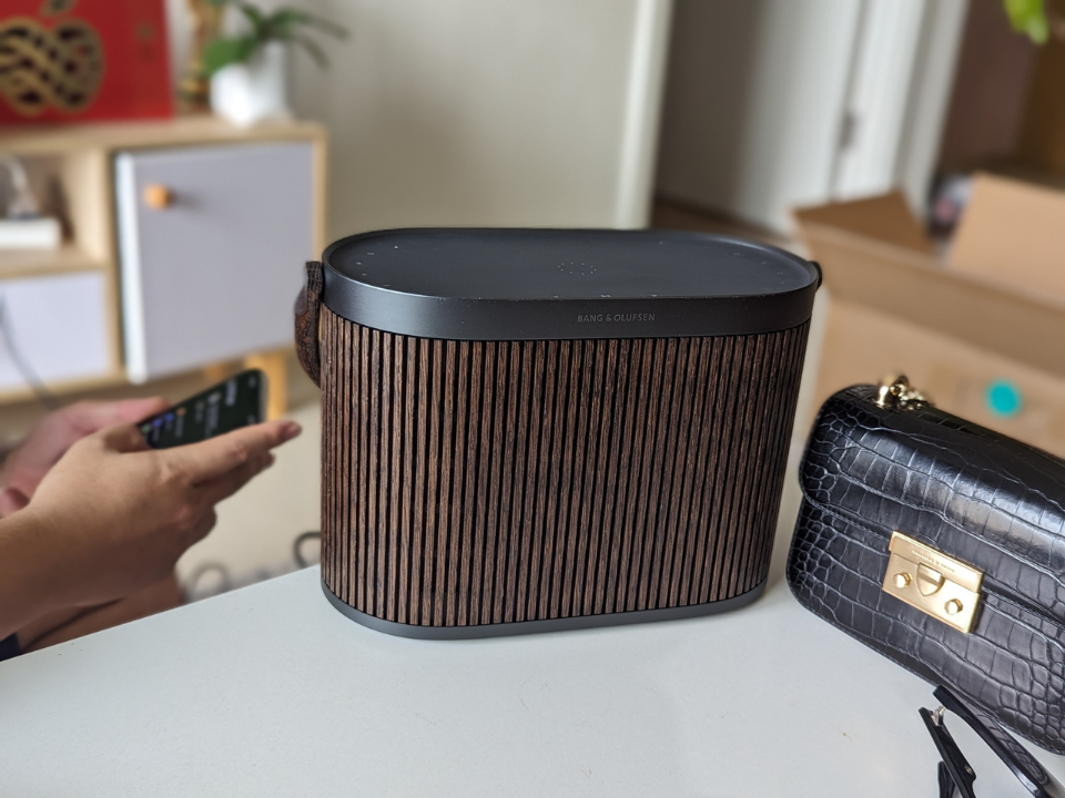 Hình ảnh chi tiết Loa B&O Beosound A5 Dark Oak (Xách Tay) góc chụp 2